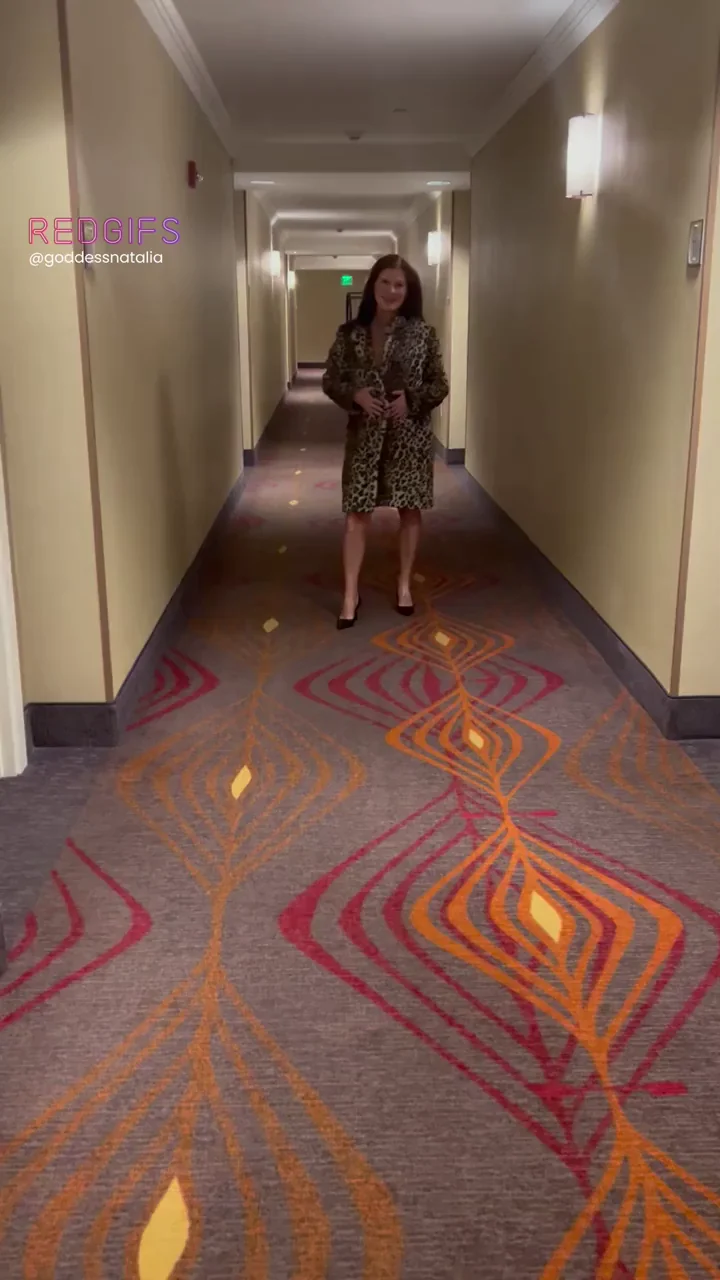 Hotwife MILF Drops Dress & Bends for God Tier Ass in Hotel Hallway 🔥🍑