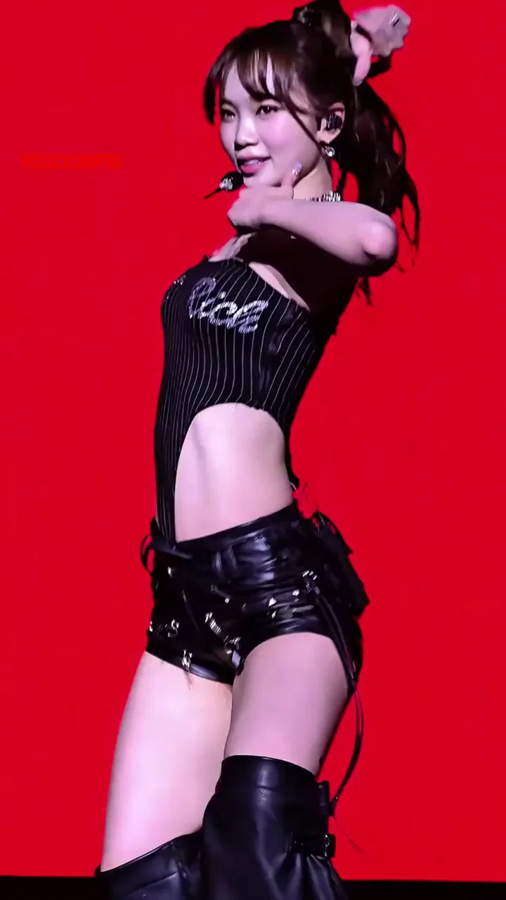 LE SSERAFIM Chaewon: Slutty Stage Tease in Shiny Leather Thong