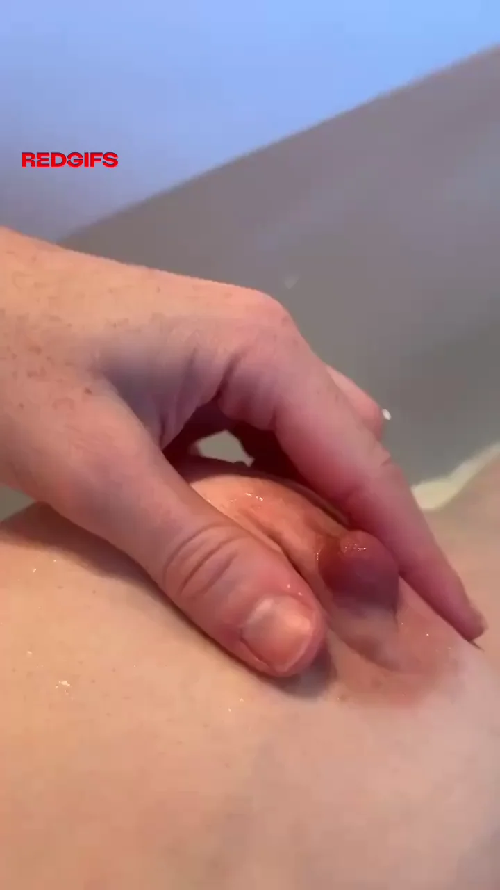 First Time Milf Milk Squeeze in Bathtub 😜💦🥛