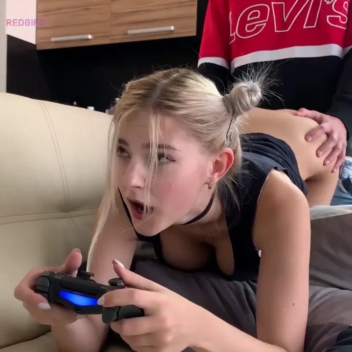 Eva Elfie Fucked Doggy While Gaming Hard