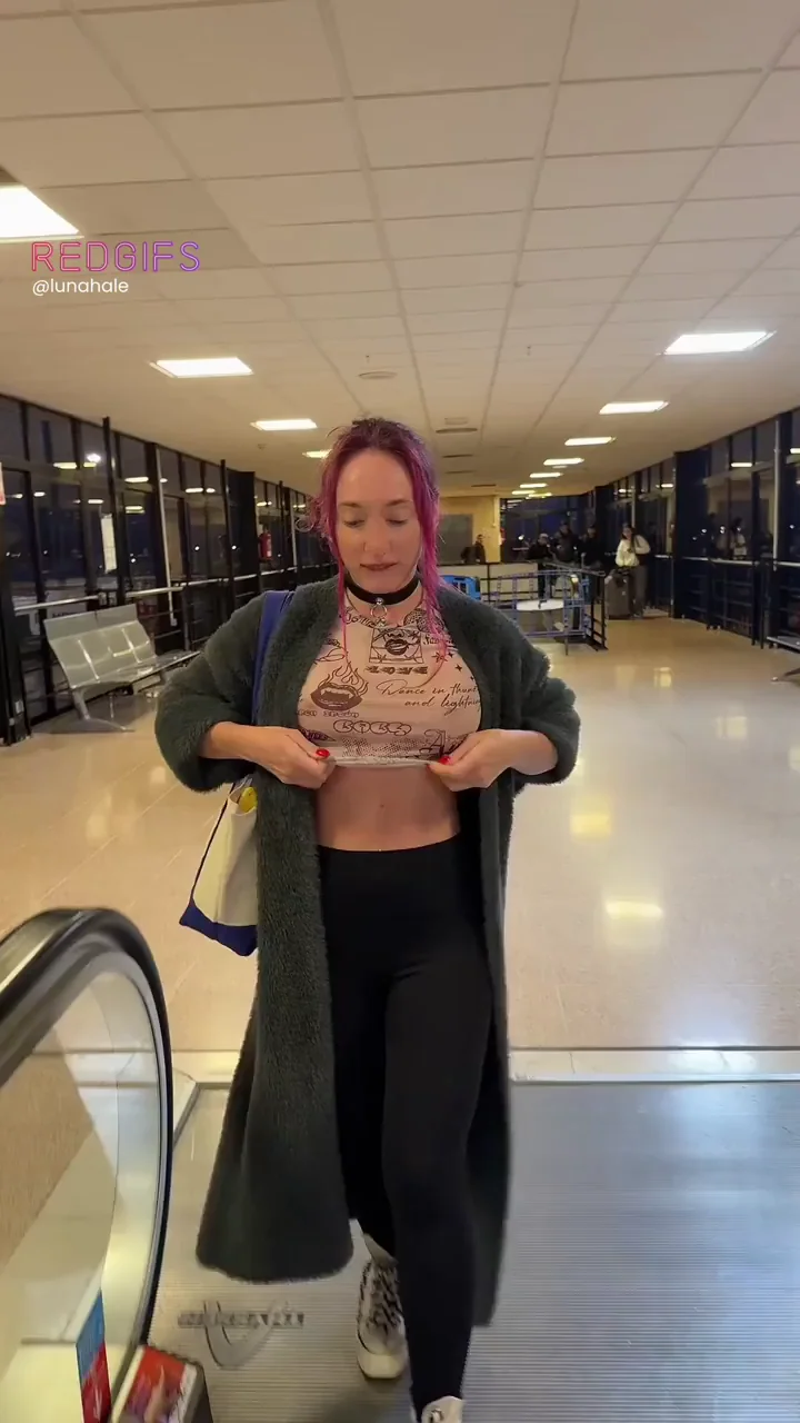 Sneaky Boob Flash in Public No One Suspects 😈🍈🍈