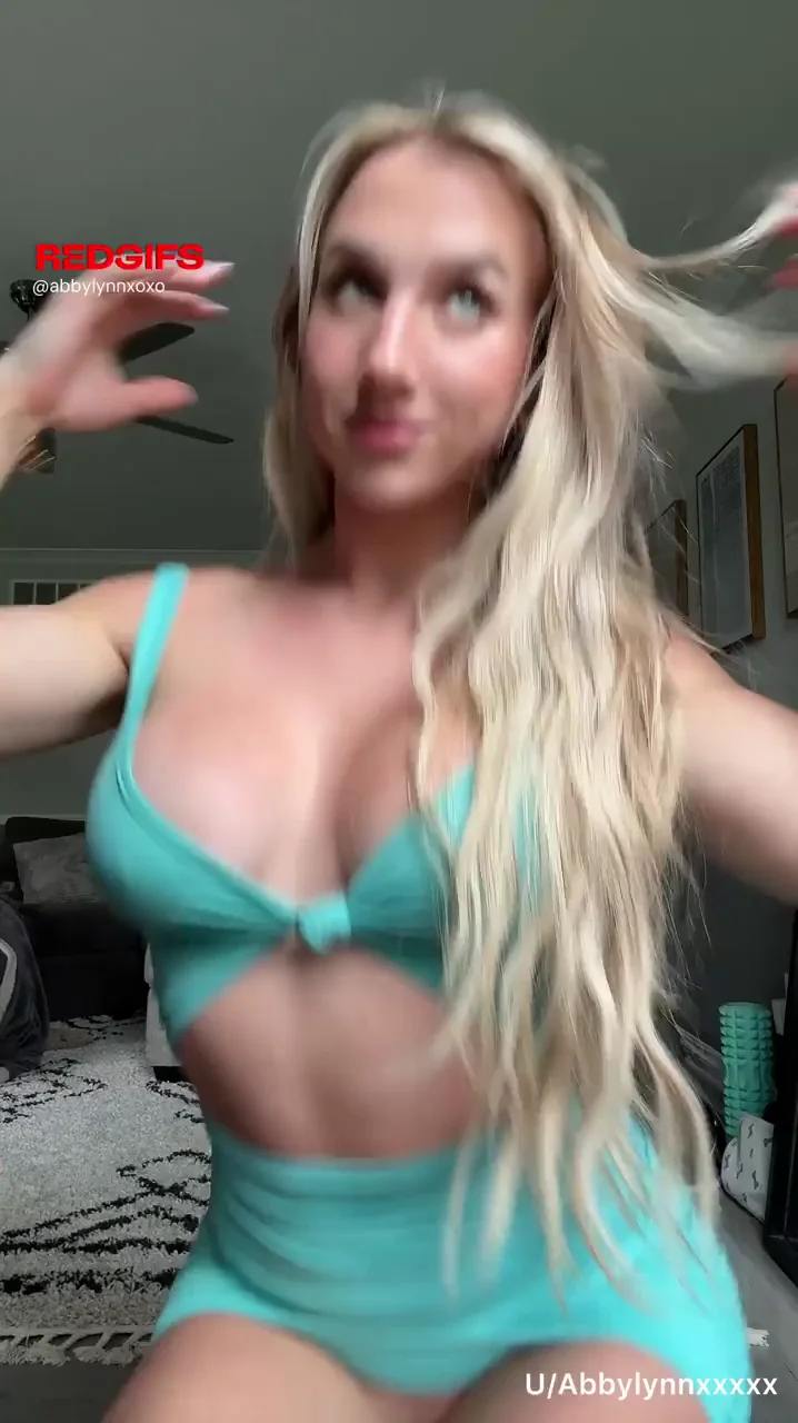 Blonde TikTok Slut Strips Naked 😏🔥