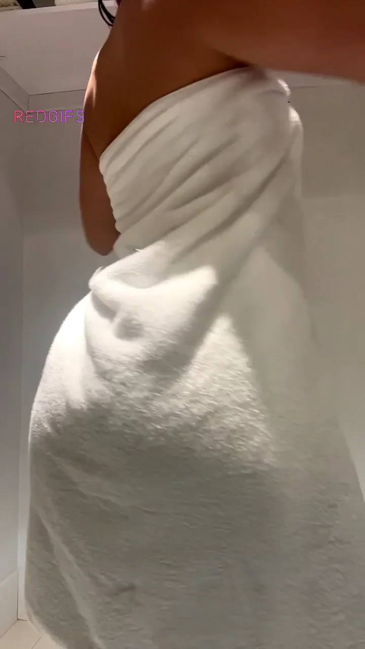 Towel Drop Tease 🍑💦