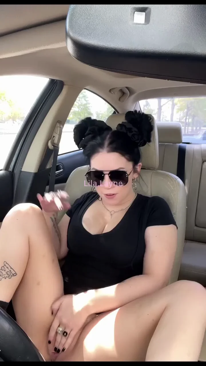 Hot Babe Cums Hard in Her Car 🚗💦🔥