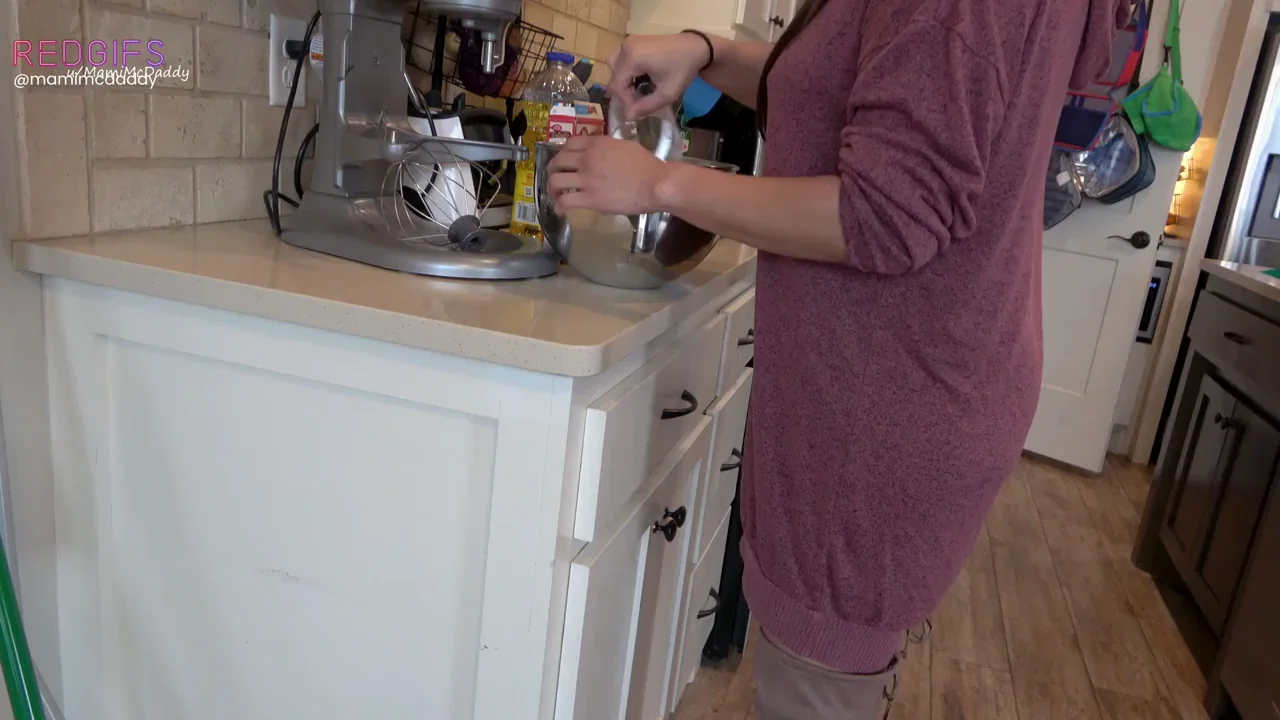 Hot Freeuse Latina Housewife Gets Railed in Kitchen
