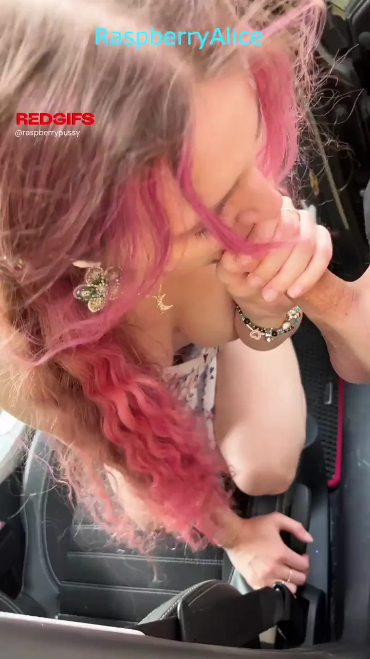 Hot Pink-Haired Slut Feels BF's Cock Pulse in Her Wet Mouth in Car