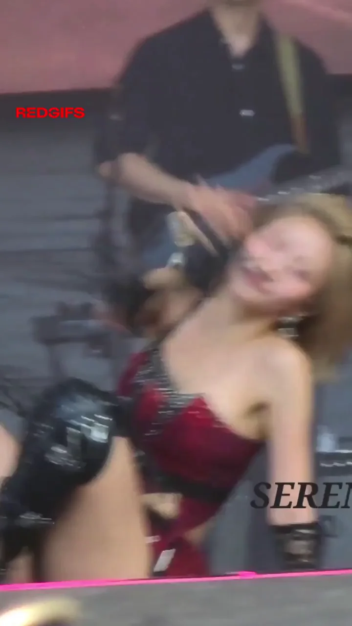 Julie from KISS OF LIFE Shakes Her Juicy Ass 🔥🍑