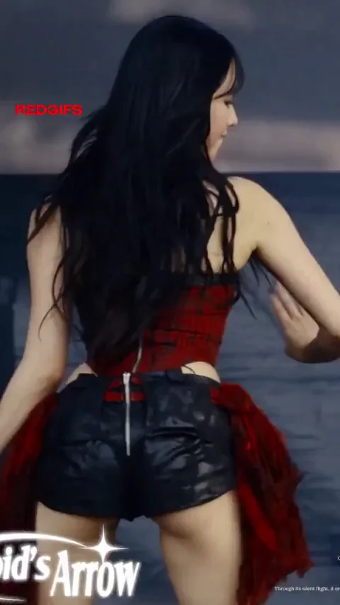 KISS OF LIFE Natty: Thai Slut's Thong-Clad Ass Tease on Stage