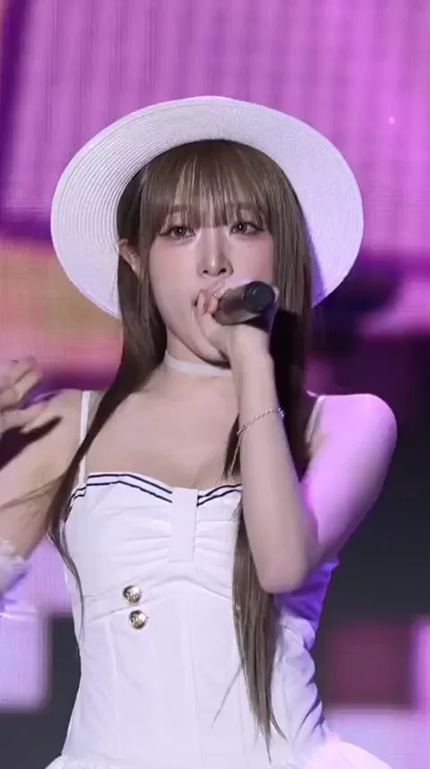 Choi Yena's Cute Tits Tease on Stage 🔥👒💋