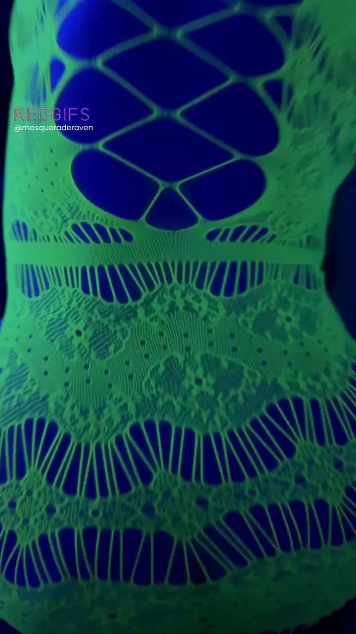 Glowy MILF Ass Tease in Fishnet 😈🍑