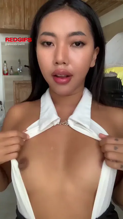 Squeeze My Perky Tits Daddy 😈🍒