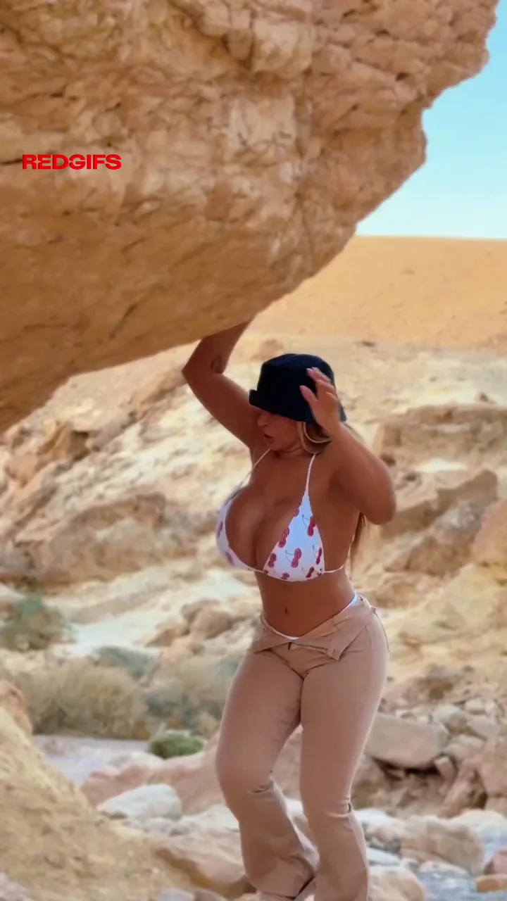 Bikini Babe's Jaw-Dropping Shock at Desert Snake Surprise 🐍🍆