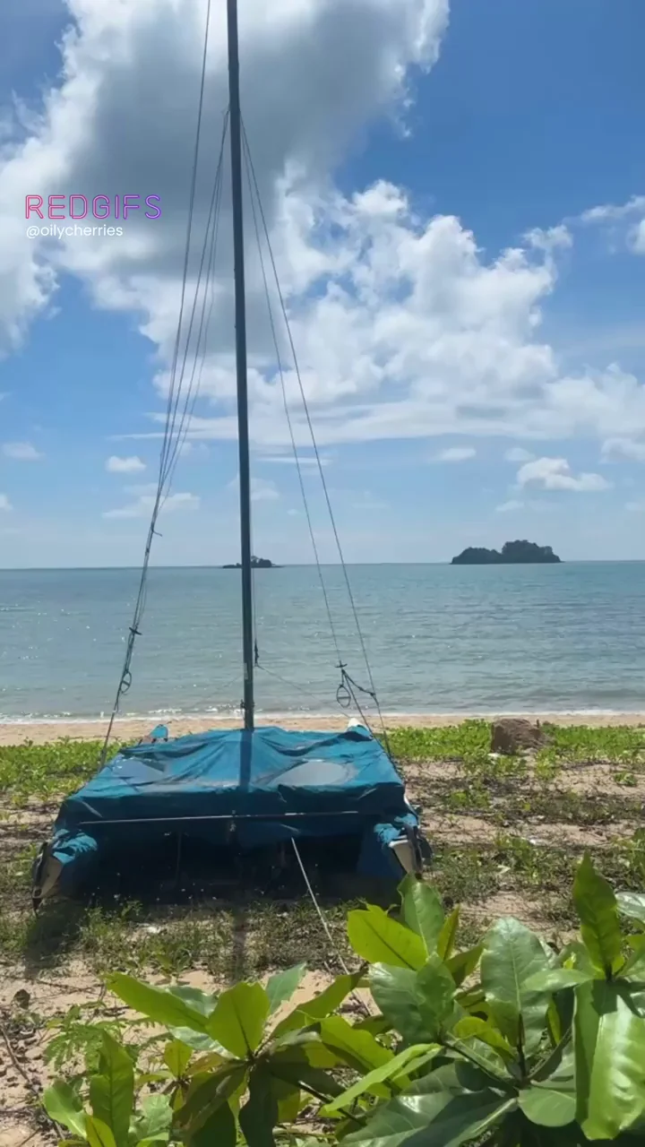 Wait for Cam Turn: Beach Slut Flashes Massive Tits 😈🌴🍈🍈