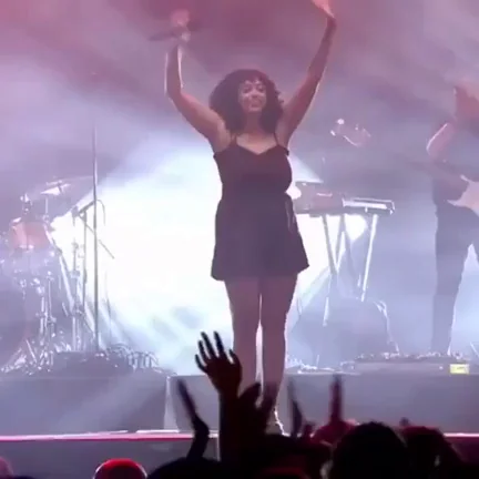🔥 Mahalia's Massive Tits Tease on Stage! What a Show! 🍒