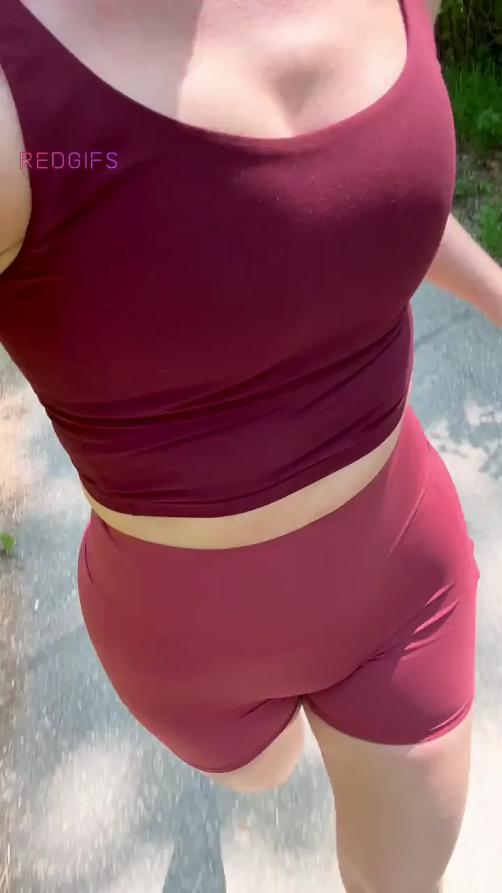 Sizzling Jogger Slut Flashes Her Fit Ass in Public 🔥🏃‍♀️