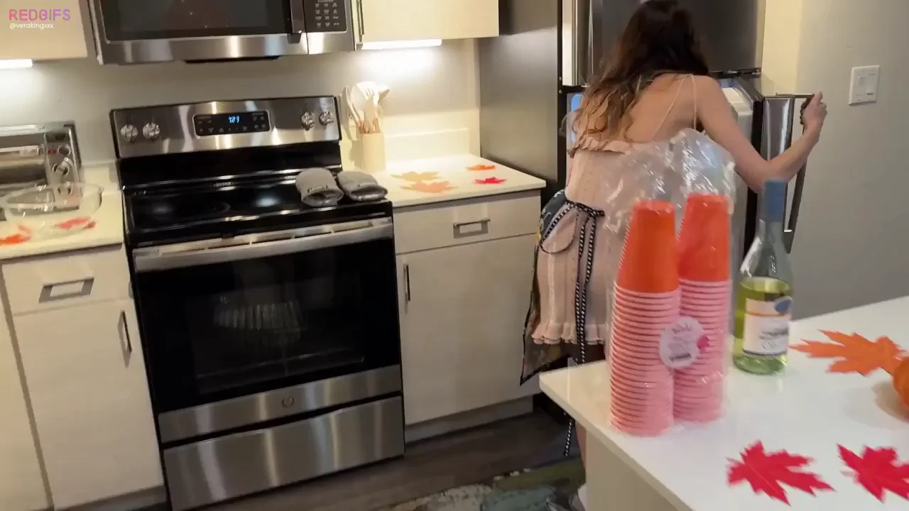 Thanksgiving Kitchen Slut Gets Freeuse Facial Mid-Cooking