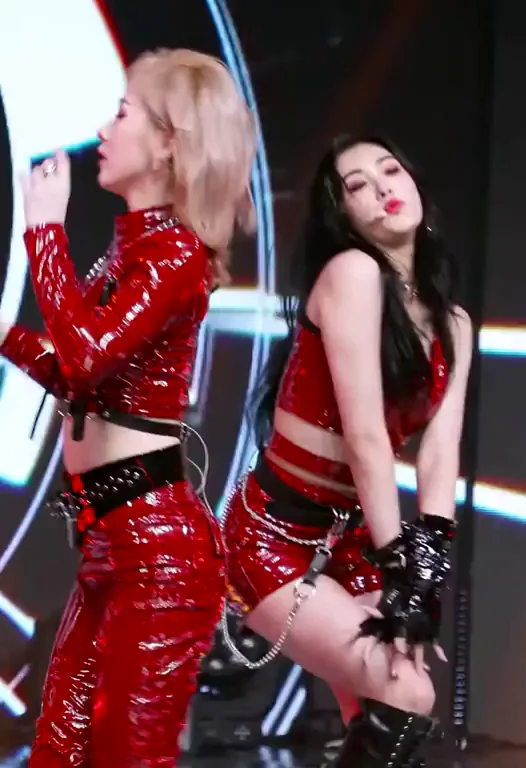 Everglow Mia's Shiny Red Ass Tease 🔥🍑