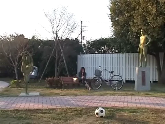 Lifelike Green Statues Banging in Public Park