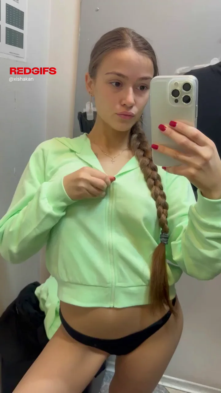 🔥 Horny Teen Slut Flashes Massive Tits in Changing Room Mirror 😈🍒