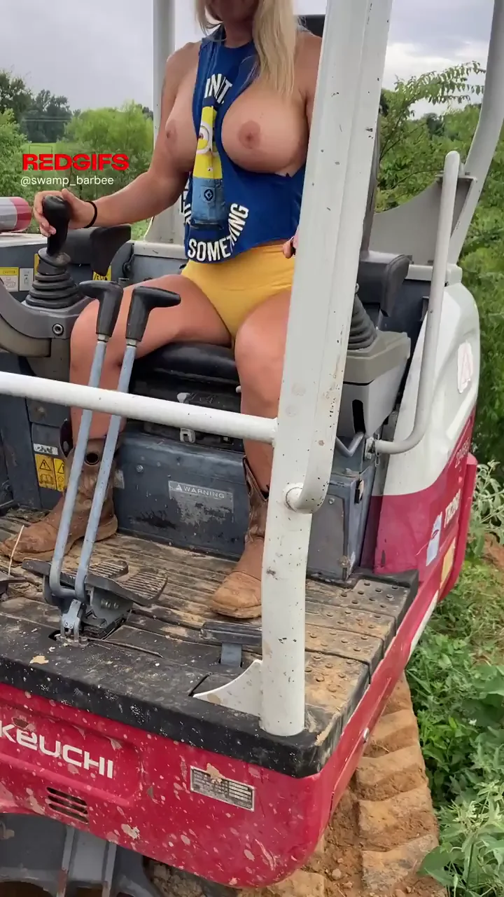 Employee of the Month Flashes Tits on Mini Digger 😈🔥