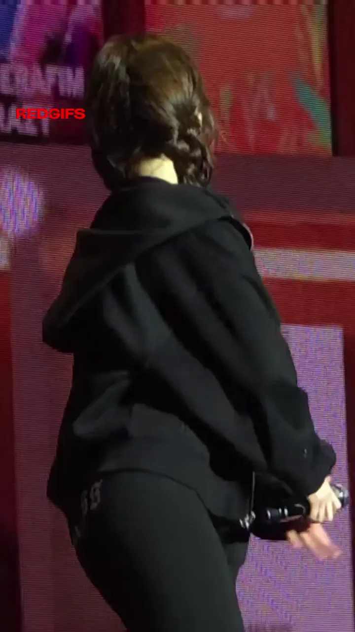 Yunjin LE SSERAFIM: Thick Korean-American Ass Shaking on Stage
