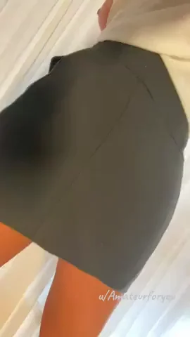Snapping My Juicy Ass & Shaved Pussy to Coworker at Work 😈💦