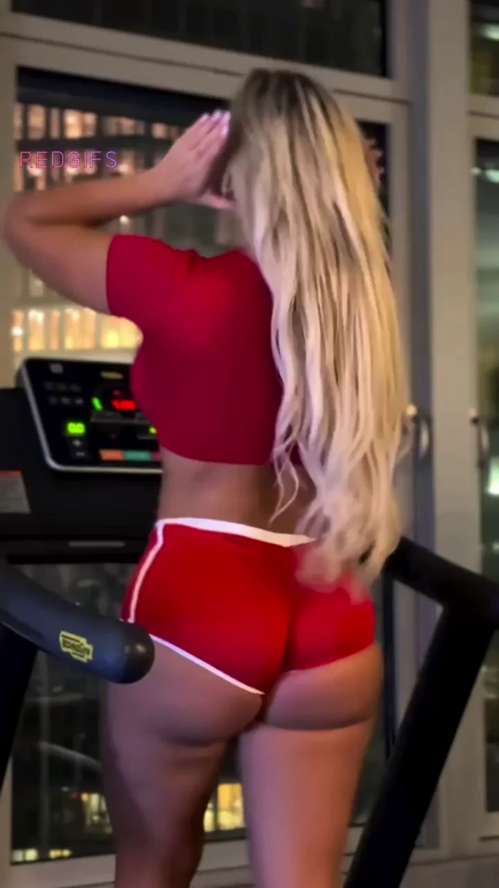 🍑 Massive Gyatt Thicc Babe Teasing on Treadmill 🔥