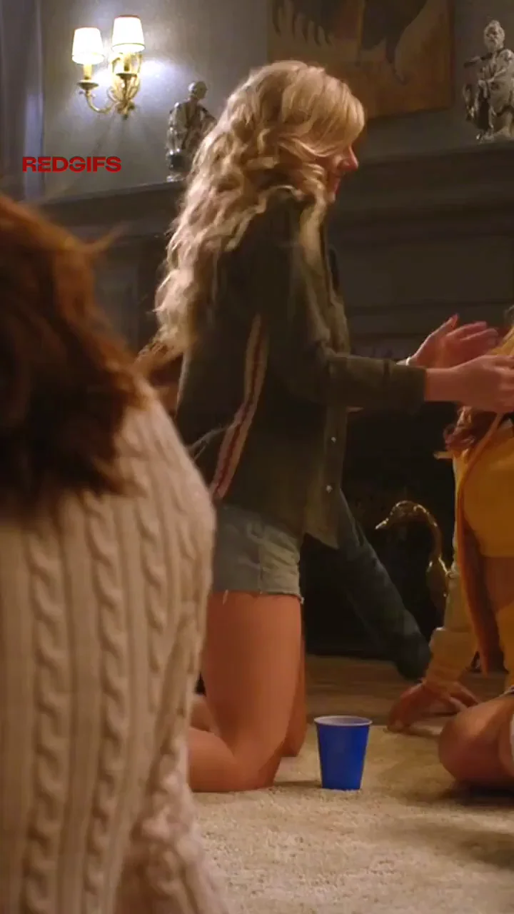 Samara Weaving and Bella Thorne kissing plot in Babysitter (2017)