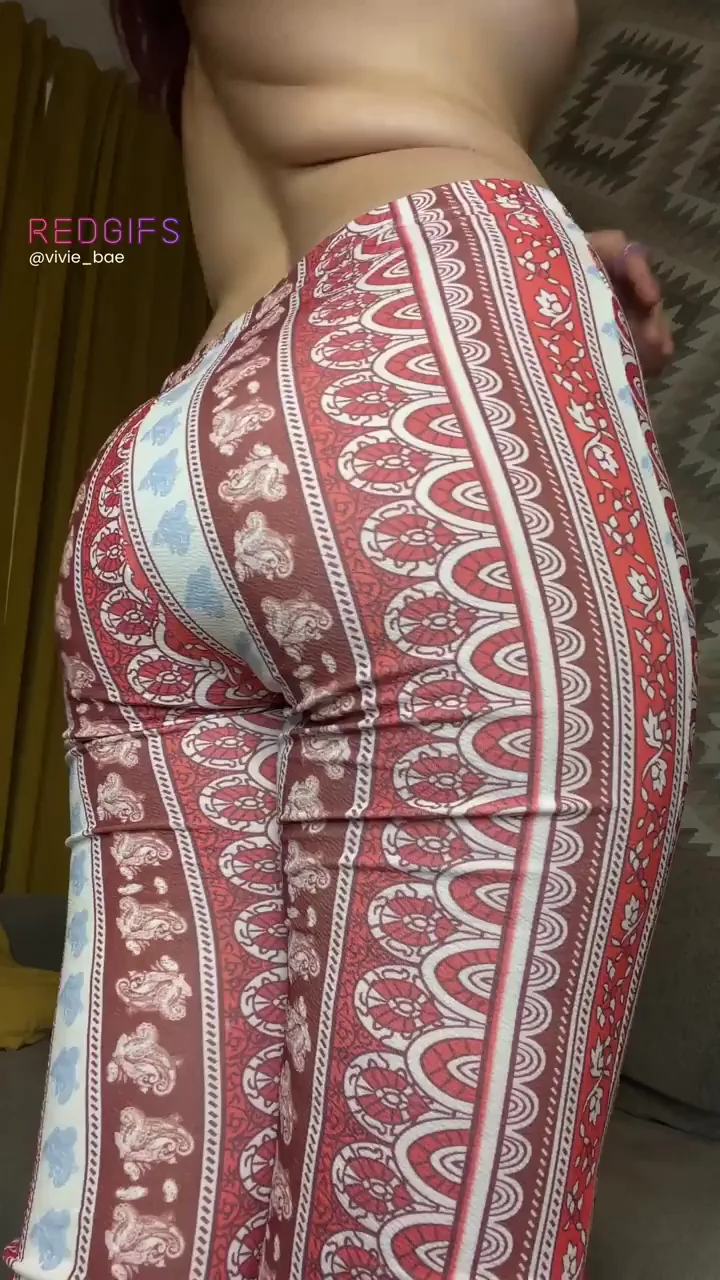 Thick Whooty Slut Ditches Pants for That Juicy Ass Reveal 🍑🔥