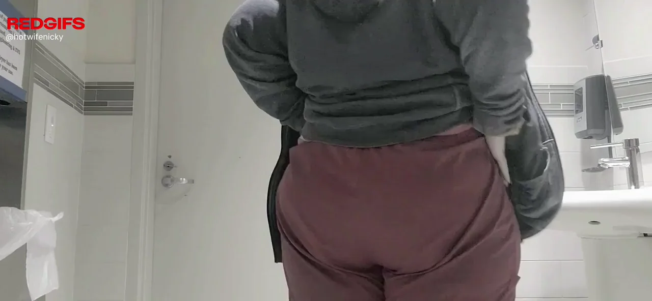Work Bitch Teasing Her Juicy Ass 🍑💦