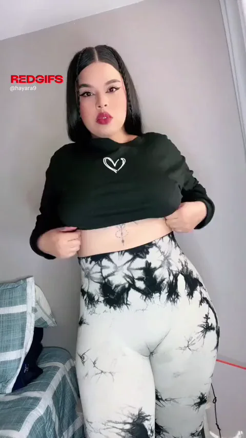 Thick Latina PAWG Teases in Tight Yogapants: Stretch That Booty!