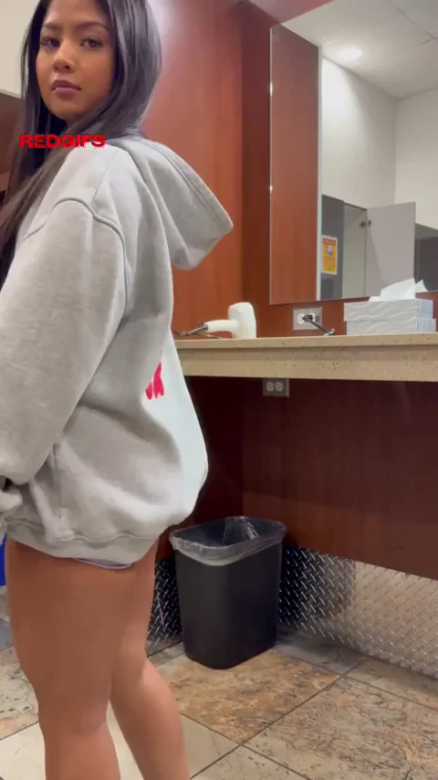 filipina gym girl showing off her cute pump