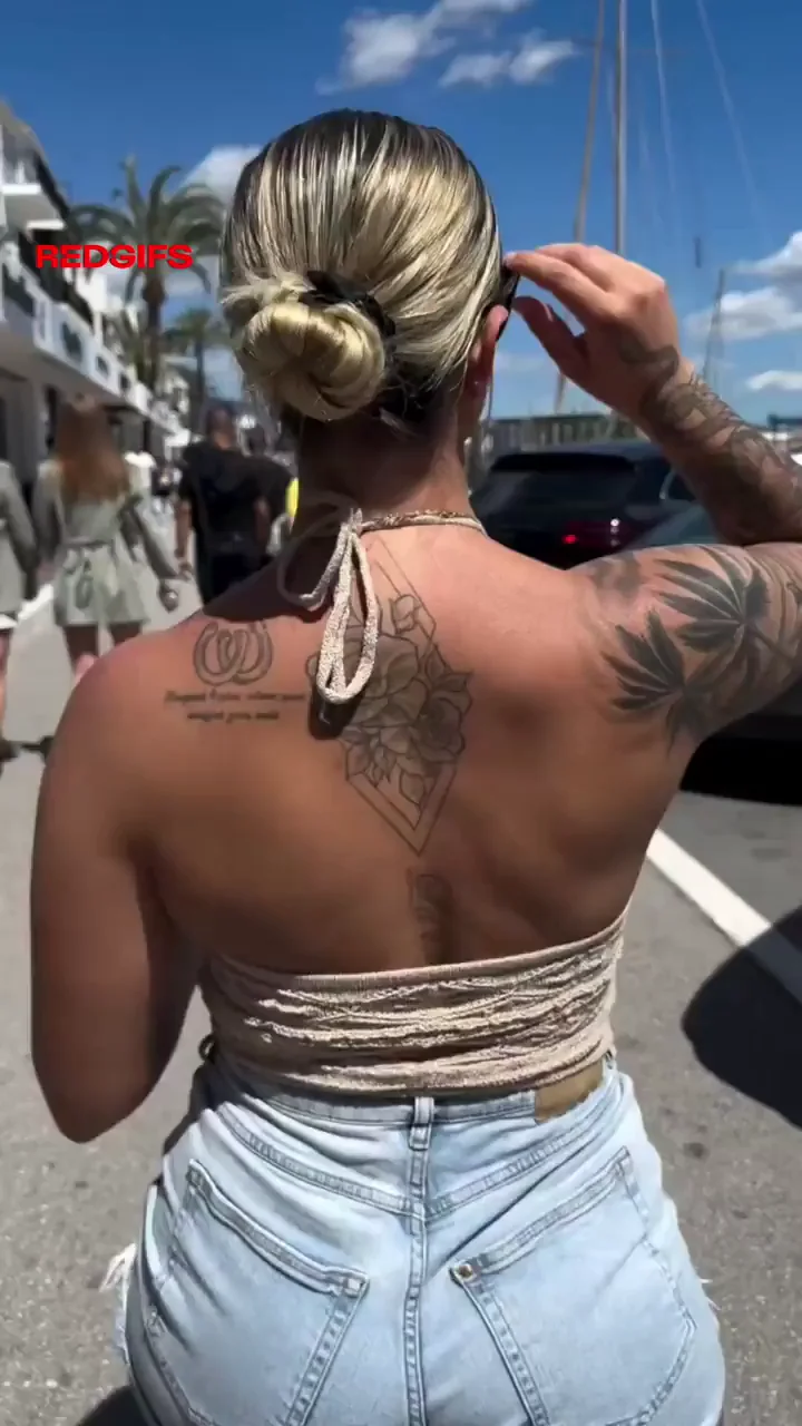 Thick TikTok Thot's Juicy Ass Strut in Tiny Shorts 😈🍑