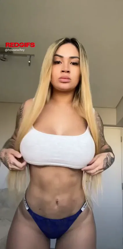 Lifting My Top to Flash These Juicy Tits 😍🔥