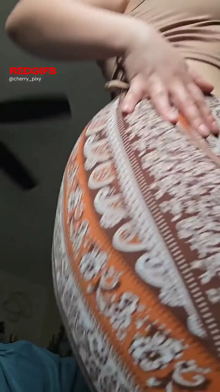 Latina Booty Bombshell Pulls Out Those Tight Pants for Epic Twerk Tease