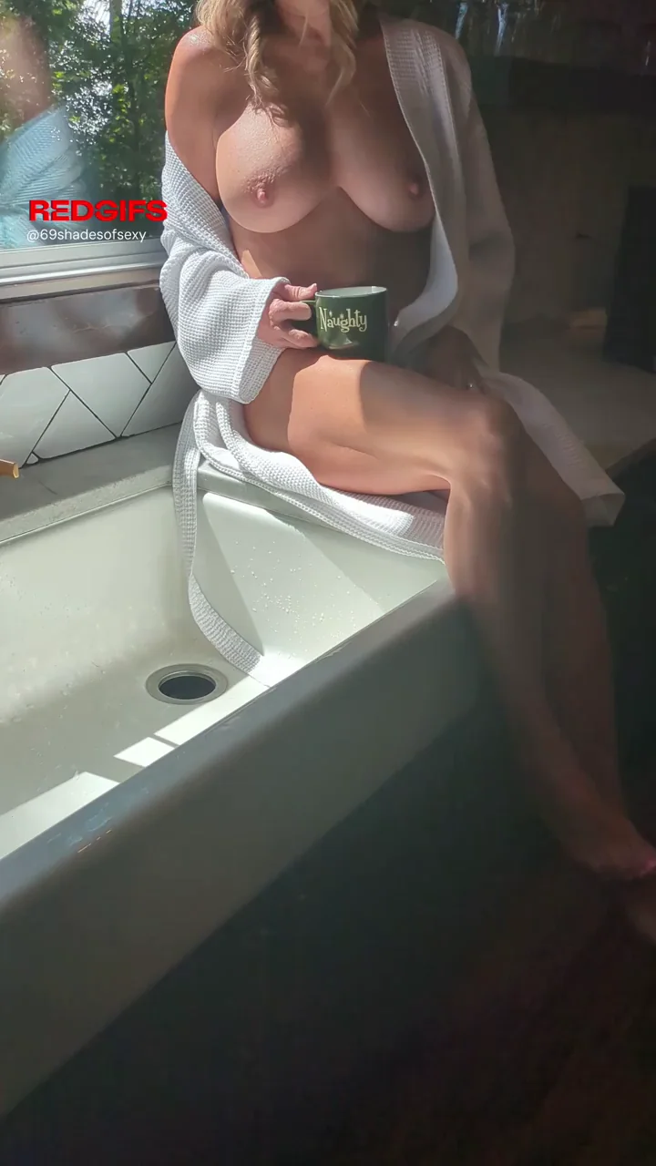 Breakfast with the Milf next door…come hungry [F]53