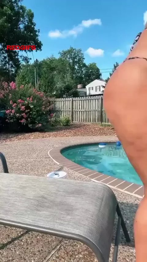 Busty Bikini Babe Teases Poolside 🍈🍑🔥