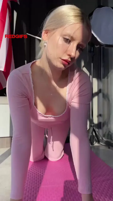 Morning Yoga Downblouse Tease 💕🍑