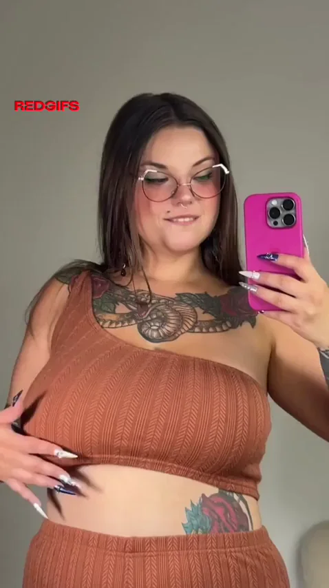Your daily dose of weighty goth titties
