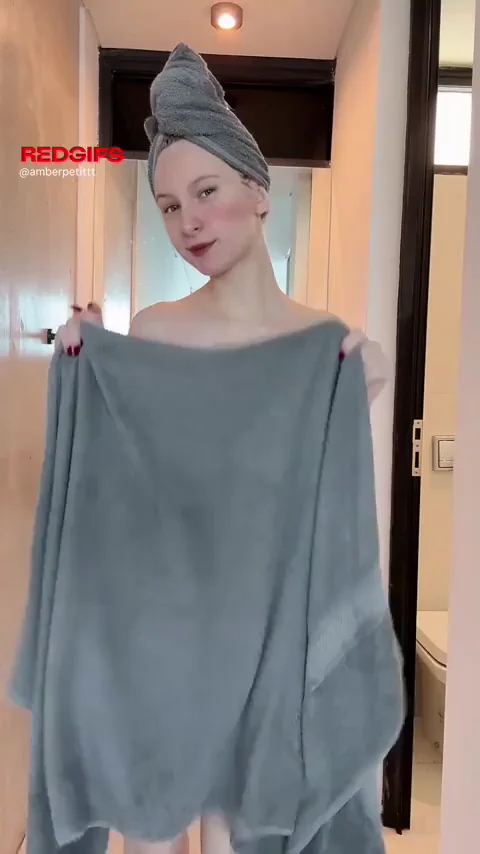 19yo Tease Drops Towel for Jaw-Dropping Ass & Pussy Reveal