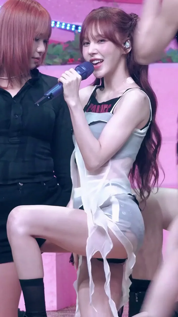 Wendy Red Velvet Teasing Tight Ass & Thighs 🍑🔥