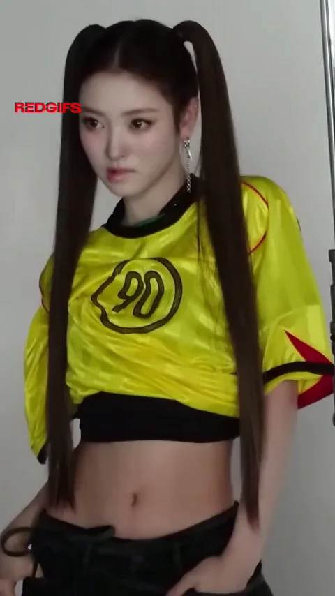 🔥 Anna from MEOVV Teases in Shiny Yellow Jersey & Tight Outfits 😍