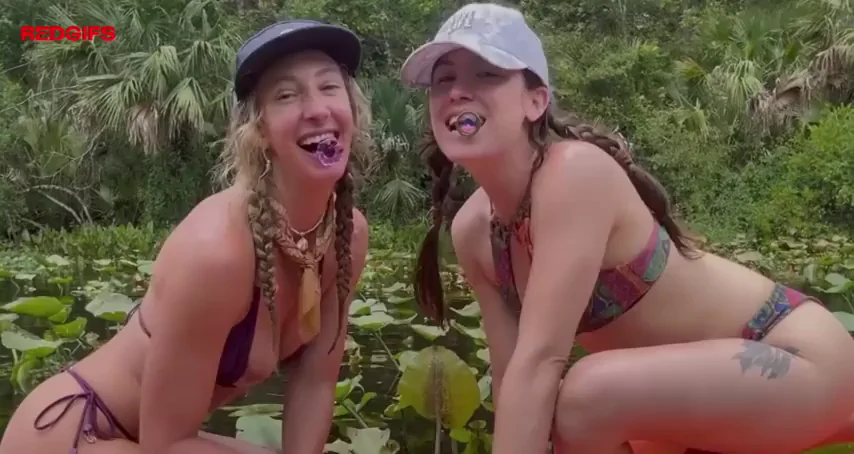 Slutty Lesbo Friends Flash Butt Plug in Public Jungle