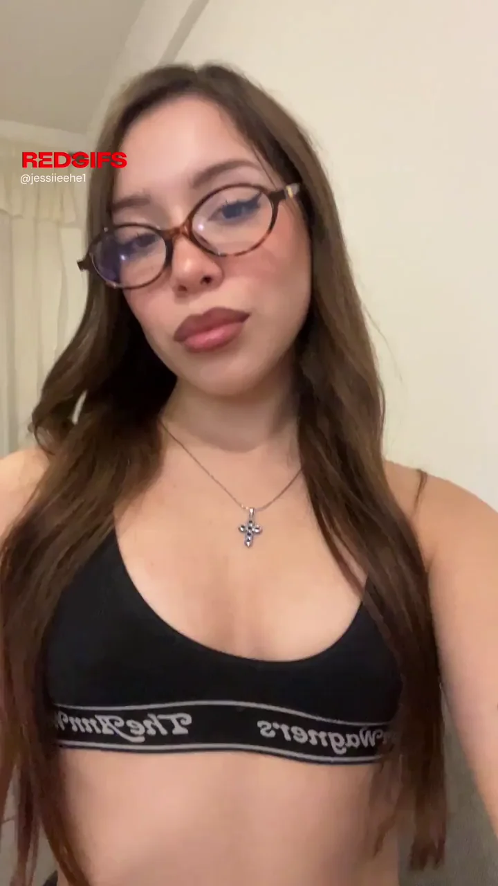 Gym Slut Teases with Her Perky Tits 💦🍈🍈