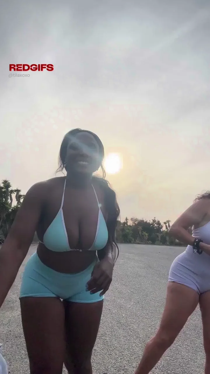 Ebony Hotties Flash Juicy Tits on Roadside 😈🍈🍈