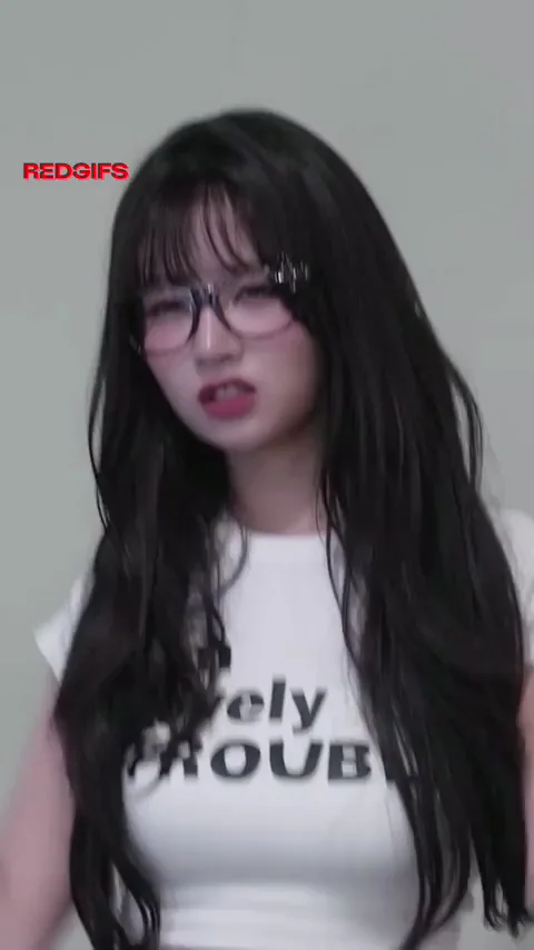 Rei from IVE 😍 Nerdy Glasses & Jiggly Tits Tease 🔥