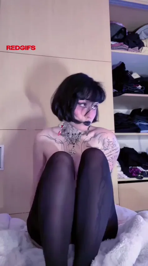 Gotthic Chick with Natural Curves (Reveal)