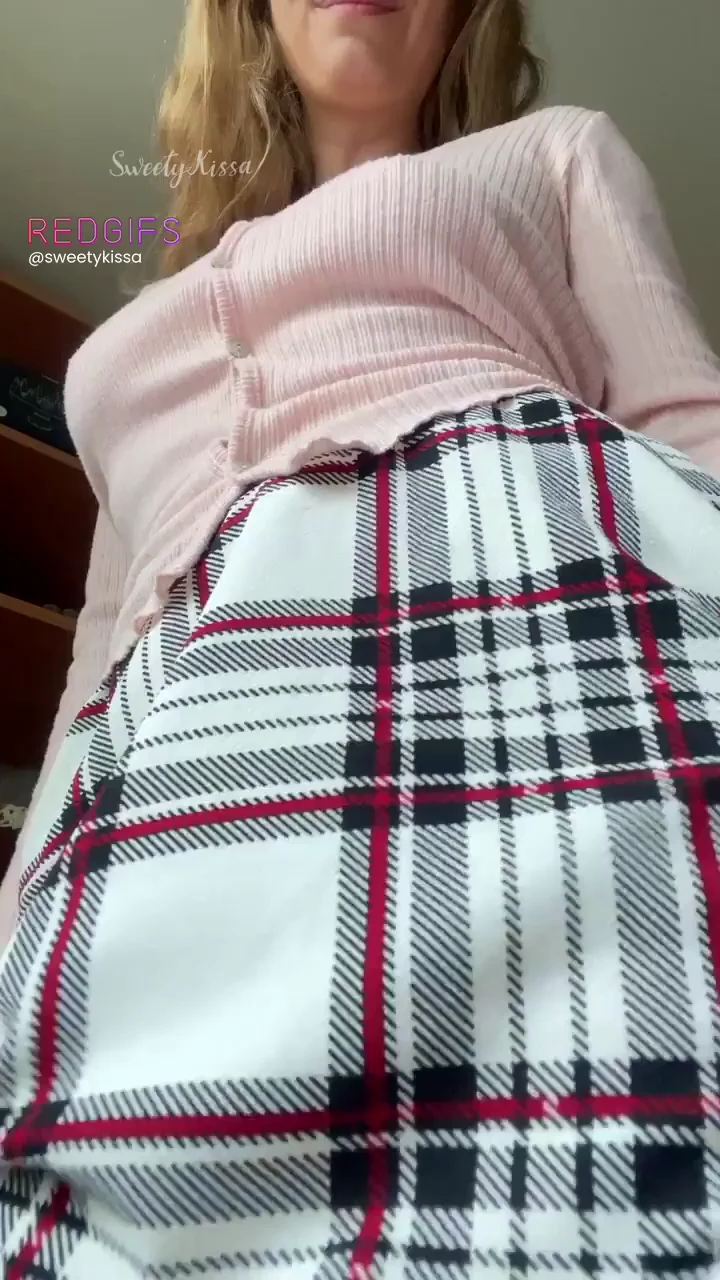 Lifted my skirt so you could admire all this thick pussy from below  😈