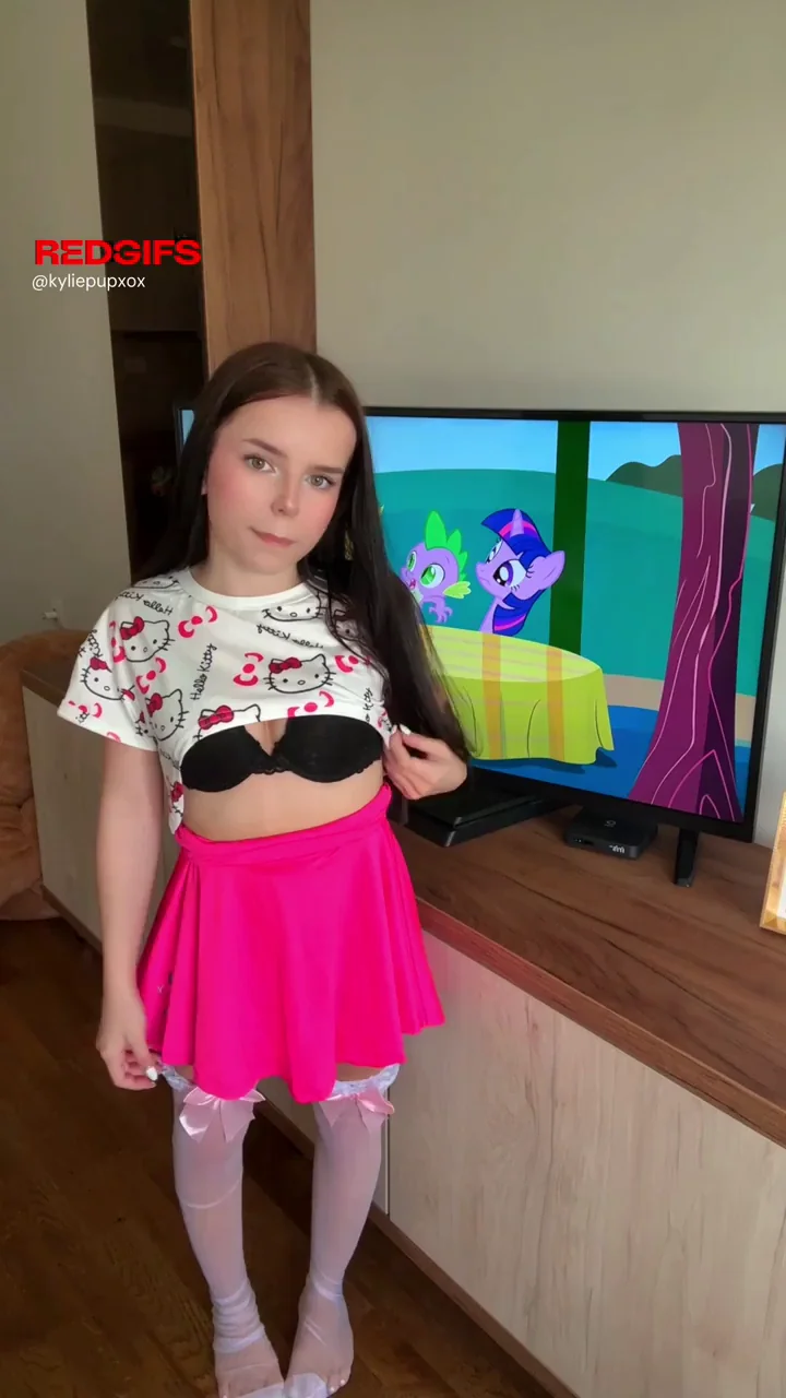 Tiny College Slut F18 Teases Her Phat Booty in Pink Skirt