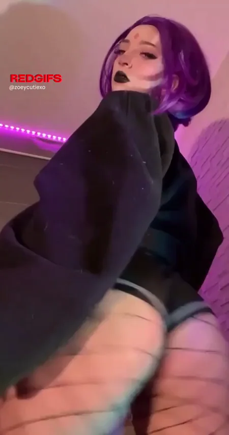 Zoey Shakes Her Juicy Raven Cosplay Ass